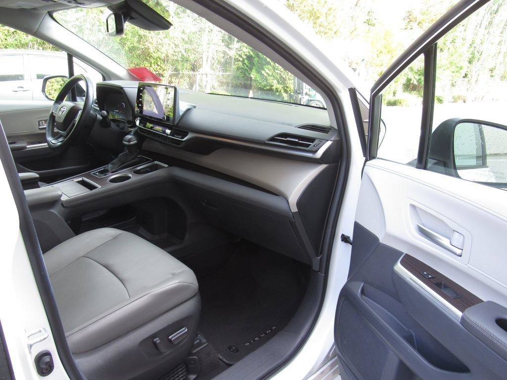 Certified 2024 Toyota Sienna XLE FWD image 18