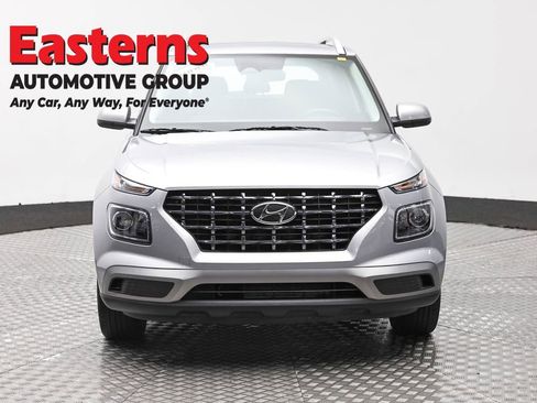 Used 2025 Hyundai Venue SEL FWD image 2
