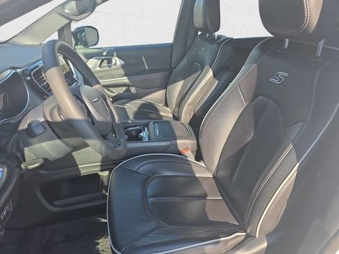 Used 2025 Chrysler Pacifica Limited FWD image 17