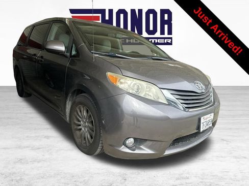 Used 2014 Toyota Sienna XLE FWD image 1