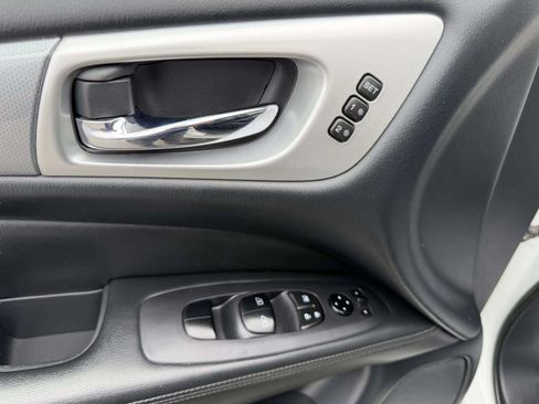 Used 2020 Nissan Pathfinder SL FWD image 37