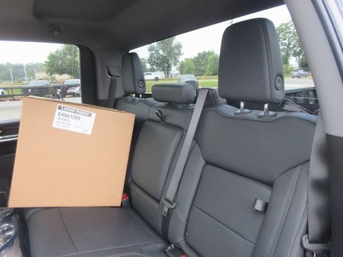 New 2026 GMC Sierra 3500 SLT w/ SLT Convenience Package image 17