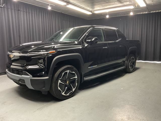 Used 2025 Chevrolet Silverado EV LT w/ LT Premium Package AWD/4WD image 3