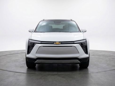 Used 2025 Chevrolet Blazer LT image 2