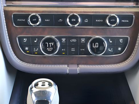 Used 2023 Bentley Bentayga Extended Wheelbase AWD/4WD image 18