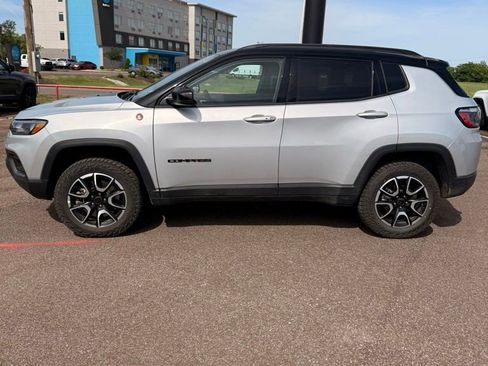 Used 2025 Jeep Compass Trailhawk AWD/4WD image 2