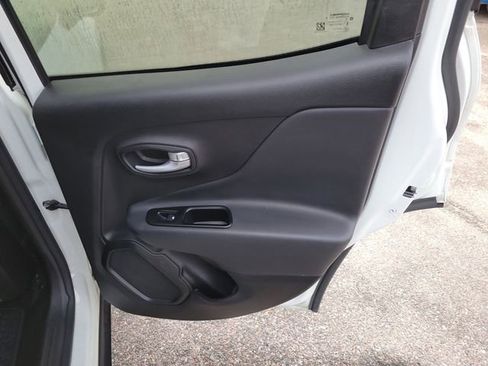 Used 2023 Jeep Renegade Latitude image 33