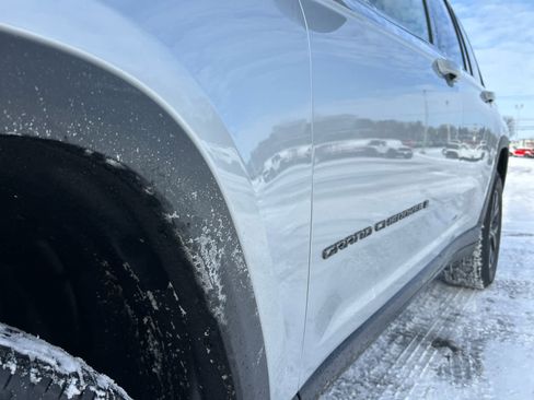Used 2025 Jeep Grand Cherokee Altitude image 24