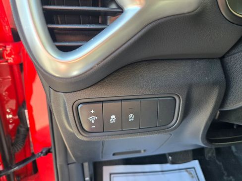 Used 2025 Kia Soul LX w/ LX Technology Package FWD image 16