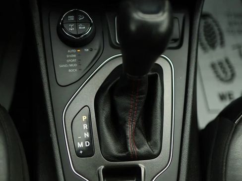 Used 2019 Jeep Cherokee Trailhawk AWD/4WD image 28