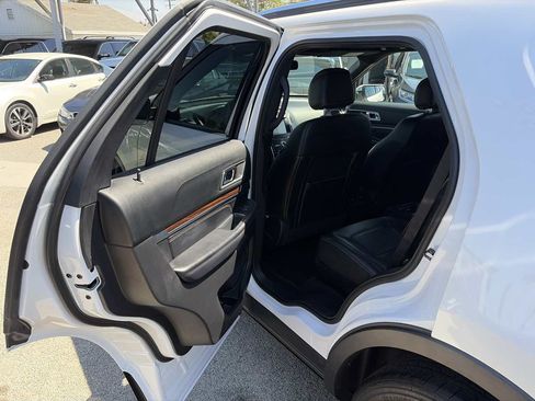 Used 2017 Ford Explorer Limited w/ Equipment Group 301A FWD image 11