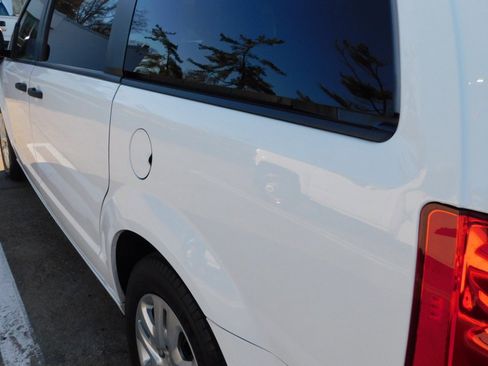 Used 2019 Dodge Grand Caravan SE w/ UConnect Hands-Free Group image 8