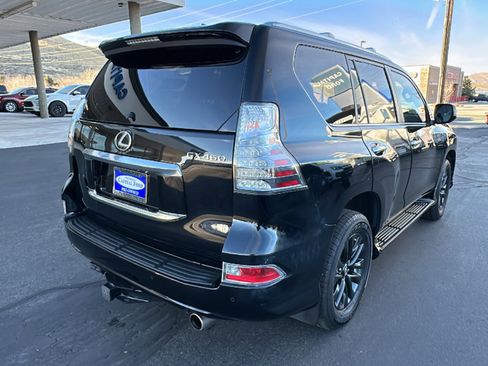 Used 2021 Lexus GX 460 Premium w/ Premium Package image 3