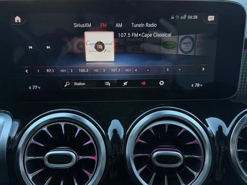 Used 2021 Mercedes-Benz GLB 250 4MATIC w/ Premium Package image 59