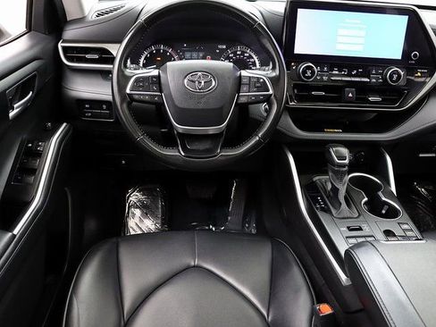 Used 2023 Toyota Highlander XLE image 15