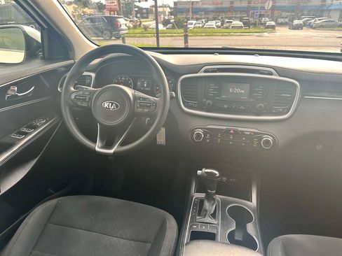 Used 2016 Kia Sorento LX image 10