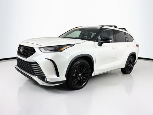 Used 2023 Toyota Highlander XSE AWD/4WD image 3