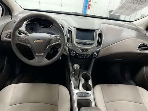 Used 2018 Chevrolet Cruze LT FWD image 10