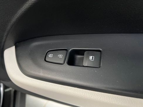 Used 2025 Hyundai Venue SEL FWD image 25