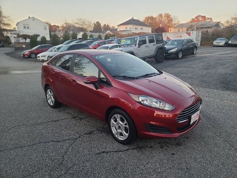 Used 2015 Ford Fiesta SE image 9