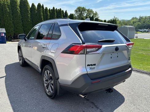 Used 2022 Toyota RAV4 XLE Premium AWD/4WD image 6