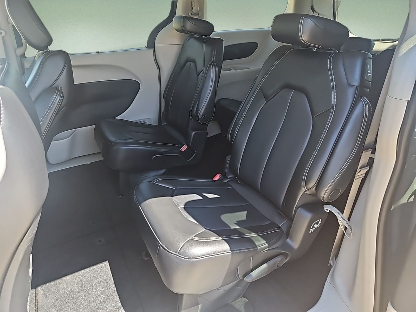 Used 2023 Chrysler Pacifica Touring-L FWD image 13