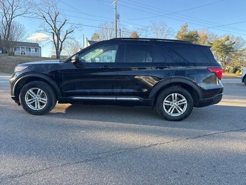 Used 2022 Ford Explorer XLT w/ Equipment Group 202A image 6