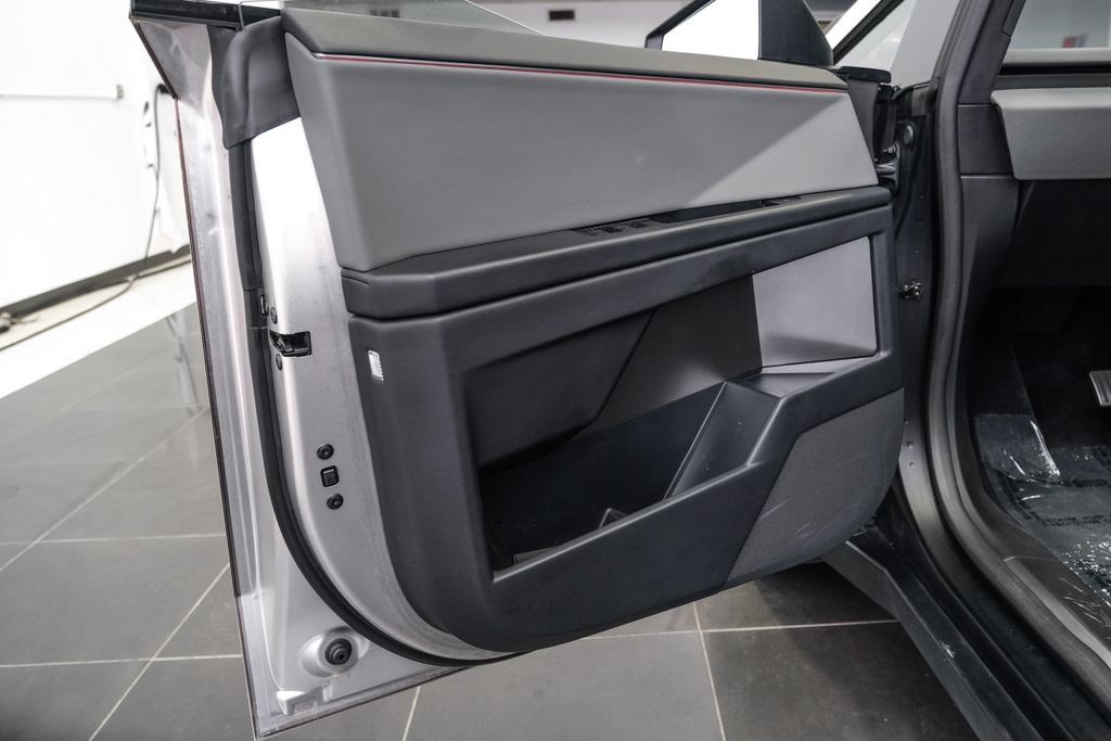 Used 2024 Tesla Cybertruck AWD Crew Cab image 39