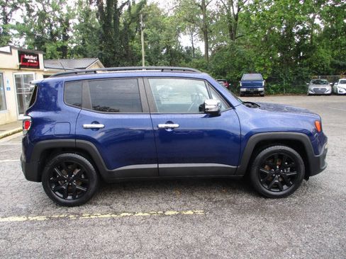 Used 2017 Jeep Renegade Altitude FWD image 10