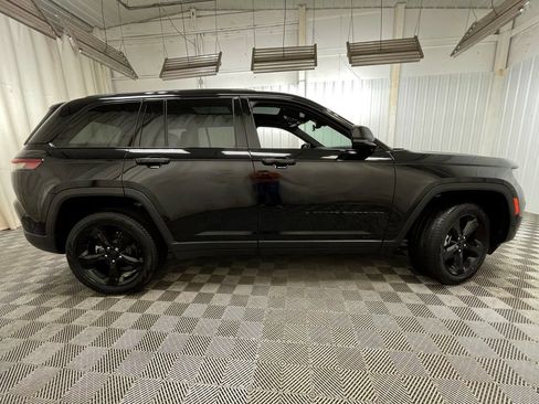 Used 2025 Jeep Grand Cherokee Limited w/ Black Appearance Package AWD/4WD image 24