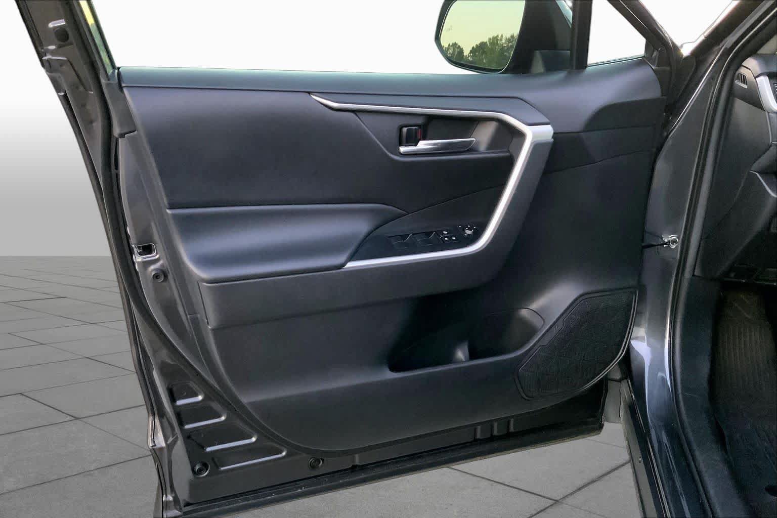 Used 2021 Toyota RAV4 XLE w/ Convenience Package FWD image 19