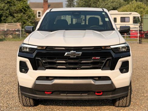 Used 2025 Chevrolet Colorado Z71 AWD/4WD image 2