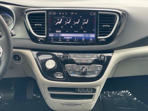 Used 2024 Chrysler Pacifica Touring-L FWD image 15