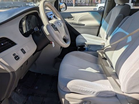 Used 2011 Toyota Sienna LE w/ Towing Pkg image 11