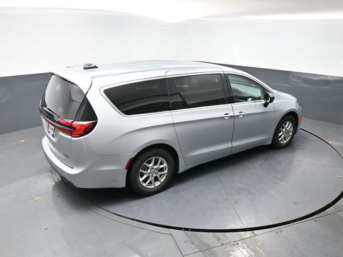 Used 2024 Chrysler Pacifica Touring-L FWD image 38