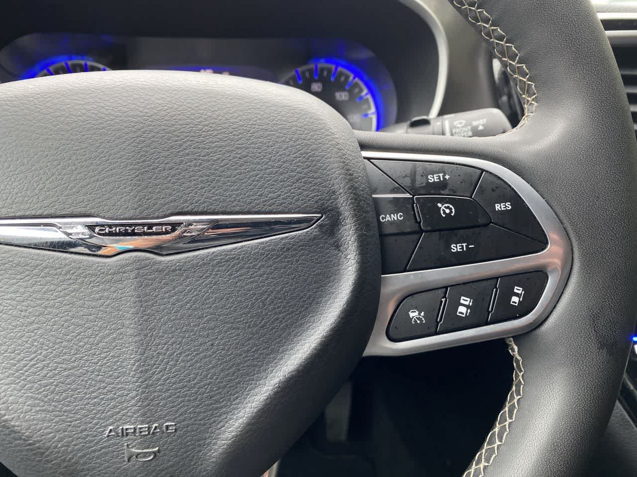 Used 2025 Chrysler Pacifica Select FWD image 20