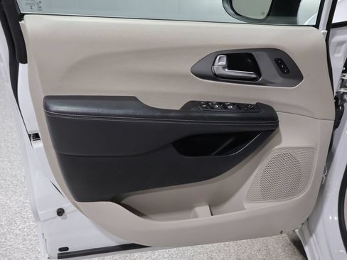 Used 2023 Chrysler Pacifica Touring-L FWD image 13
