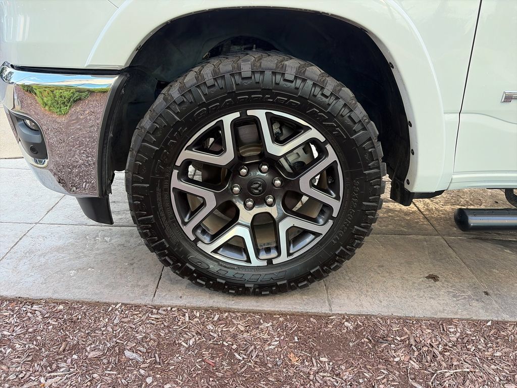 Used 2025 RAM 1500 Laramie AWD/4WD image 12