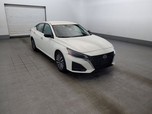 Used 2025 Nissan Altima 2.5 SV FWD image 13