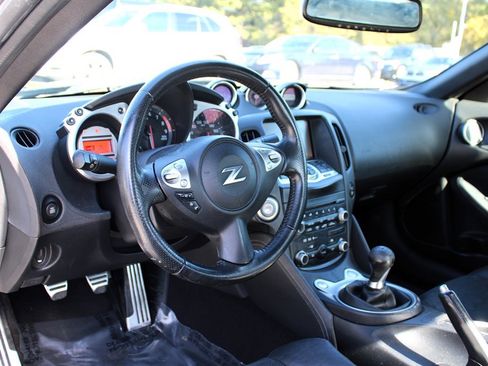 Used 2009 Nissan 370Z Touring image 12