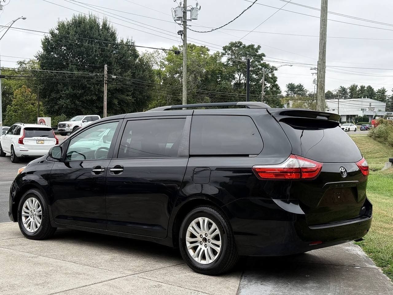 Used 2015 Toyota Sienna XLE w/ XLE Navigation Package FWD image 3