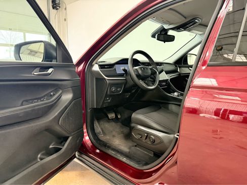 Used 2024 Jeep Grand Cherokee Laredo image 13