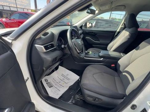 Used 2024 Toyota Highlander LE FWD image 18