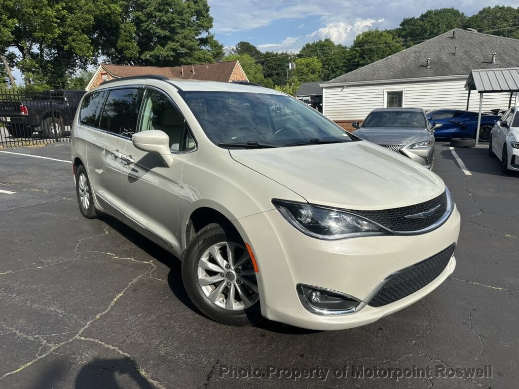 Used 2017 Chrysler Pacifica Touring-L FWD image 2