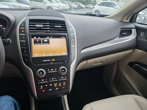 Used 2017 Lincoln MKC Premiere FWD image 16