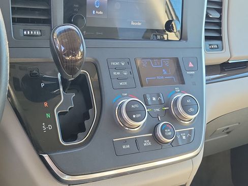Used 2017 Toyota Sienna XLE image 29