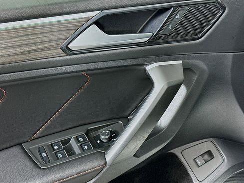 Used 2024 Volkswagen Tiguan SE image 15