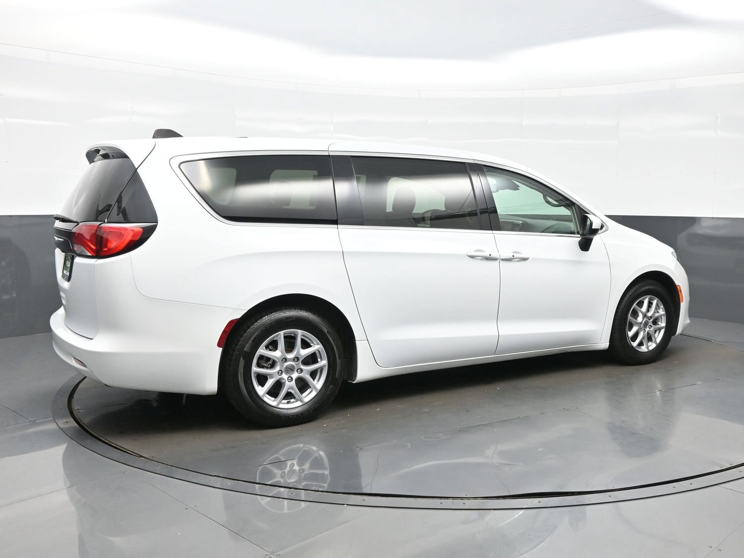 Used 2023 Chrysler Voyager LX FWD image 8