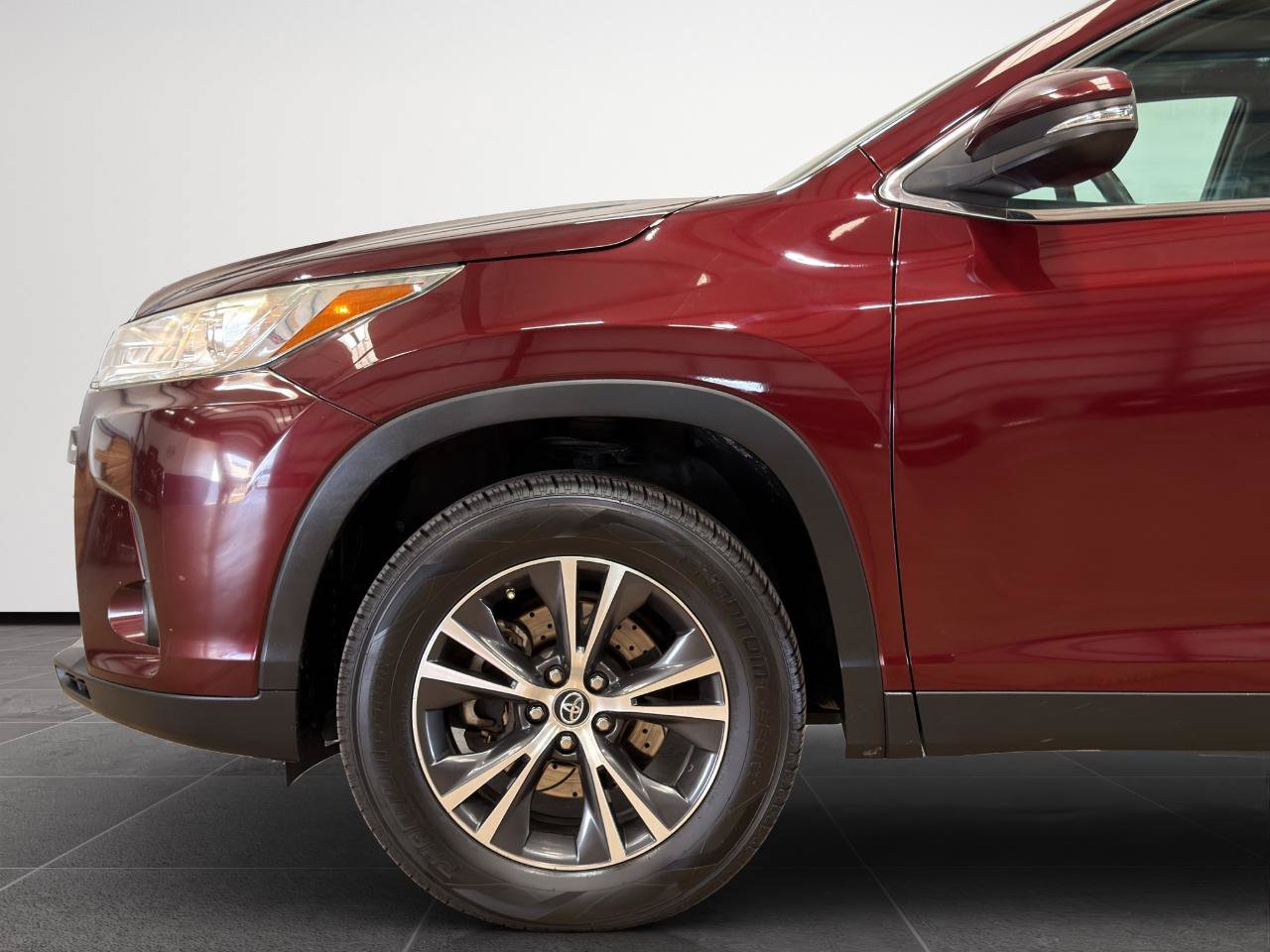 Used 2019 Toyota Highlander LE FWD image 4