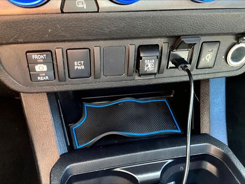 Used 2022 Toyota Tacoma TRD Sport AWD/4WD image 32